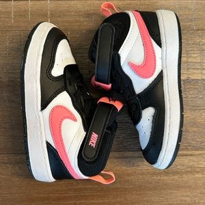 Nike Girls' Court Borough Mid 2 Shoes